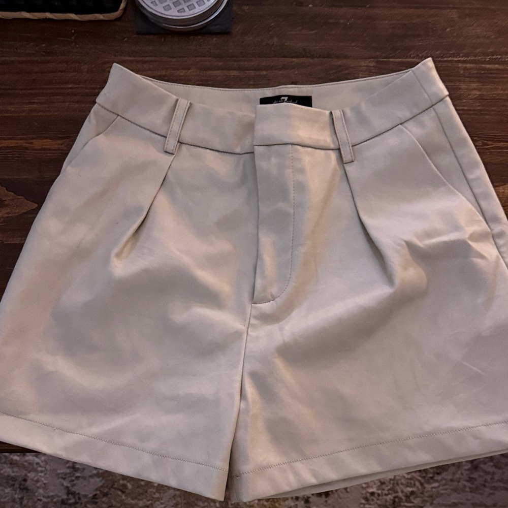 7 For All Mankind Cream Women's Shorts 
 Faux Leather Pleated High Rise Sz S